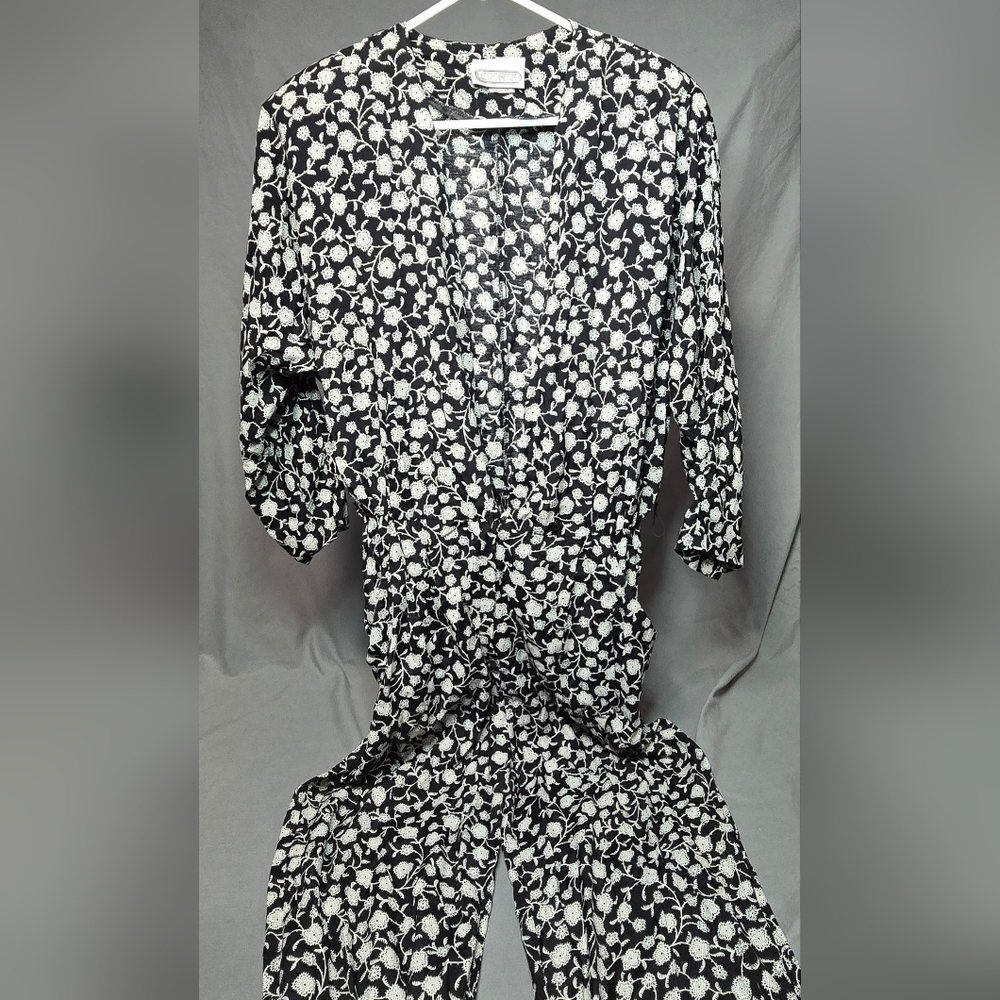 Size 12 Liz Roberts Pants Suit all-in-one with belt, black and white
